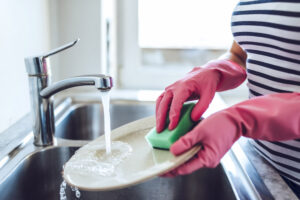 Does-Hand-Washing-Your-Dishes-Save-Energy